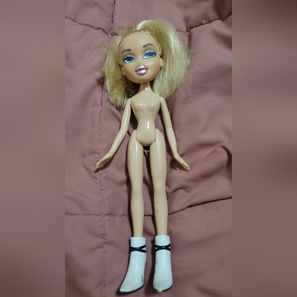 Bratz FLAUNT IT CLOE -- nude with white boots -- from 2002